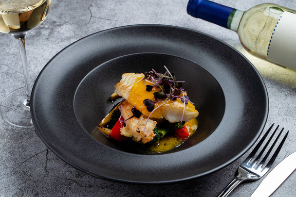 Smażony halibut z mini warzywami i sosem mango jako specjalny posiłek szefa kuchni kreatywnej - Zdjęcie, obraz