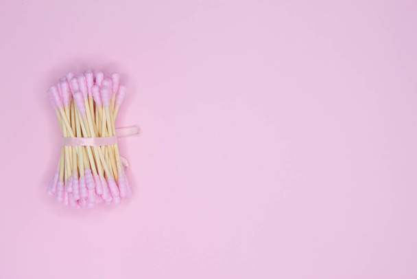 Flat layout of pink cotton buds on pink background - Foto, Imagen