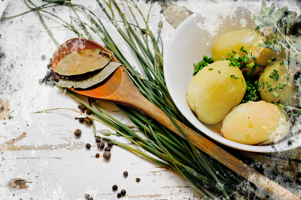 Kartoffeln mit grünen Zwiebeln und Lorbeer - Foto, Bild