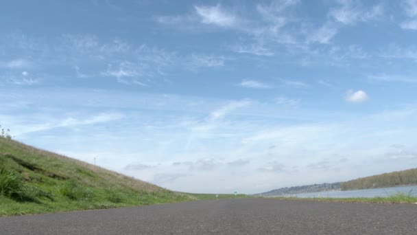 Mujer corriendo por el sendero pavimentado junto al río Columbia en Portland Oregon en un hermoso día
. - Metraje, vídeo