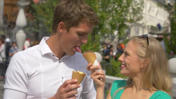 CERRAR: Chica ofrece su helado a su novio y sumerge su nariz en el cono
 - Metraje, vídeo