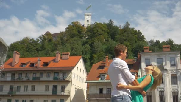 MOCIÓN LENTA: Pareja turística alegre gira alrededor de las calles soleadas de Liubliana
 - Imágenes, Vídeo