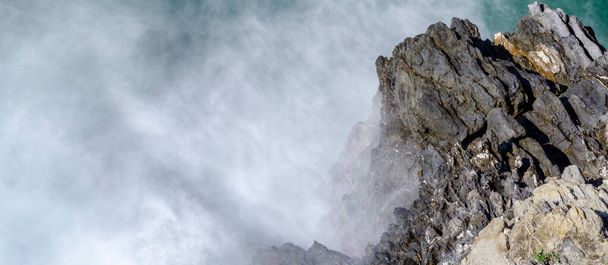Длительная экспозиция капризный драматический мыс с камнями и размытие движения, Cinque Terre
. - Фото, изображение