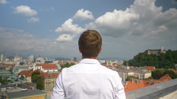 FERMER : Homme d'affaires méconnaissable se tient sur le toit et étend les bras
 - Séquence, vidéo