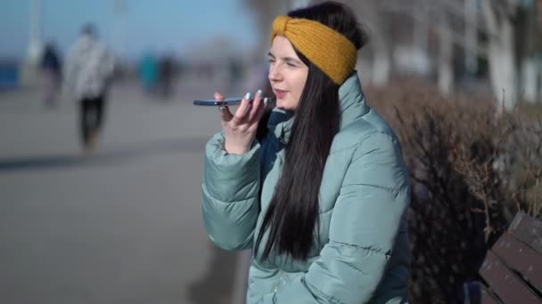 Νεαρή φοιτήτρια μιλάει στο τηλέφωνο - Πλάνα, βίντεο