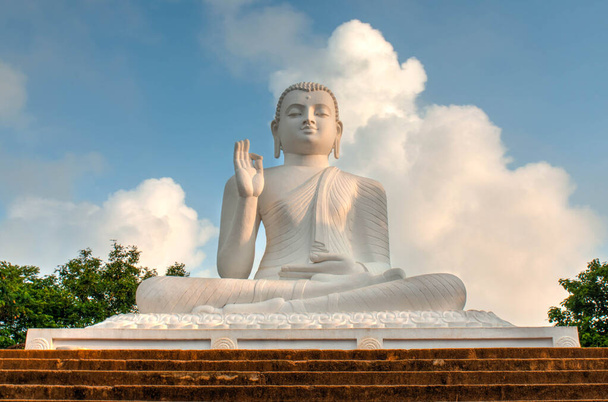 Estatua de Buda sentada en Mihintale, Sri Lanka
 - Foto, imagen