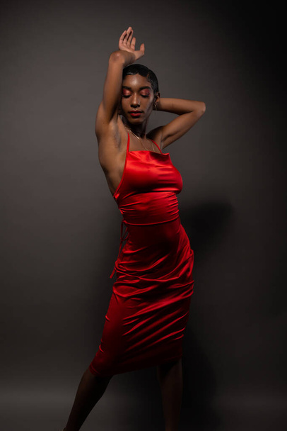 スレンダー若いですアフリカ系アメリカ人女性でタイト赤いドレス - 写真・画像
