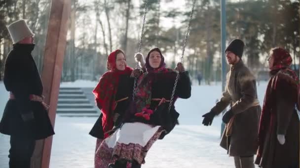 Russische Folklore - Russische Mädchen schwingen und alle lachen an einem sonnigen Tag - Filmmaterial, Video
