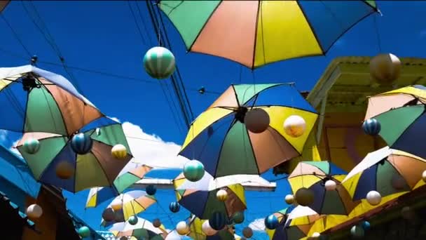 Projekt ulicy. Kolorowe parasole na niebie. chmury i tło nieba  - Materiał filmowy, wideo