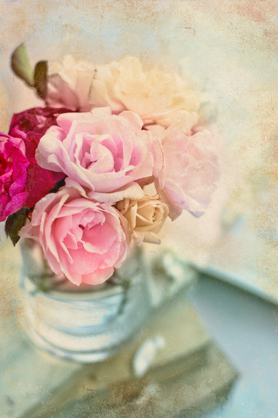 Kleurrijke rozen met boeken - Foto, afbeelding