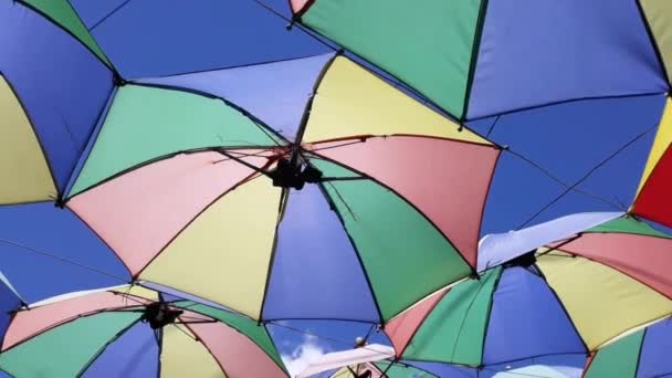 Sokak tasarımı. Gökyüzünde renkli şemsiyeler. bulut ve gökyüzü arkaplanı  - Video, Çekim