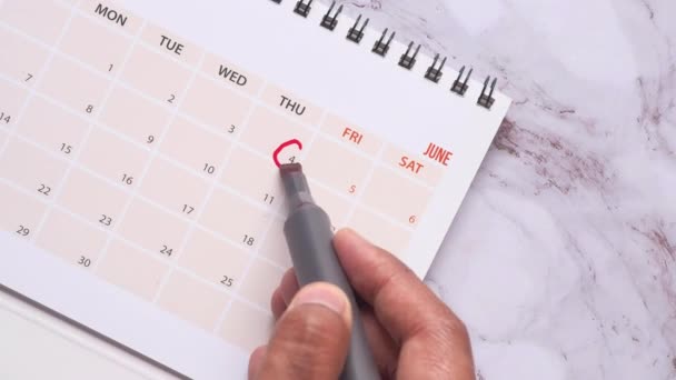 Herrenhand mit Federzeichnung auf Kalender, Deadline-Konzept  - Filmmaterial, Video
