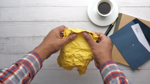 Χέρι ανθρώπου κρατώντας τσαλακωμένο χαρτί μπάλα  - Πλάνα, βίντεο