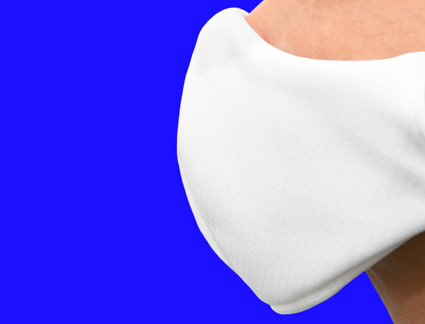 Gros plan. les personnes utilisant un masque tissu prophylaxie virus rayé maison prévenir coronavirus ou (Covid-2019) concept sur fond bleu
 - Photo, image