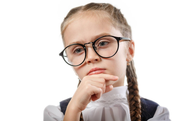 Divertido estudiante chica en gafas cerrar los ojos de cerca
 - Foto, Imagen