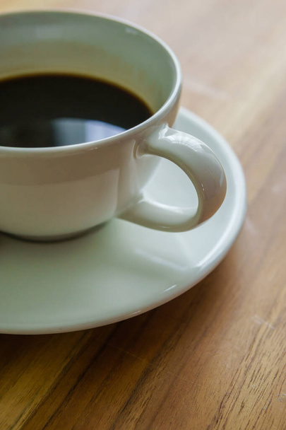 una taza de café sobre una mesa de madera
 - Foto, Imagen
