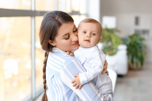 Счастливая мать с милым маленьким ребенком дома - Фото, изображение