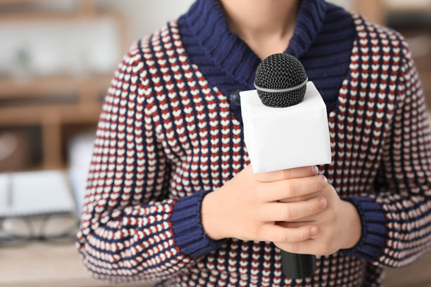 Petit journaliste avec microphone ayant une interview au bureau, gros plan
 - Photo, image