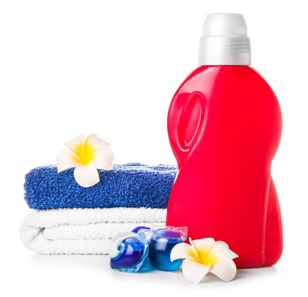 Pyyhkeet ja pyykinpesuaineet valkoisella pohjalla
 - Valokuva, kuva