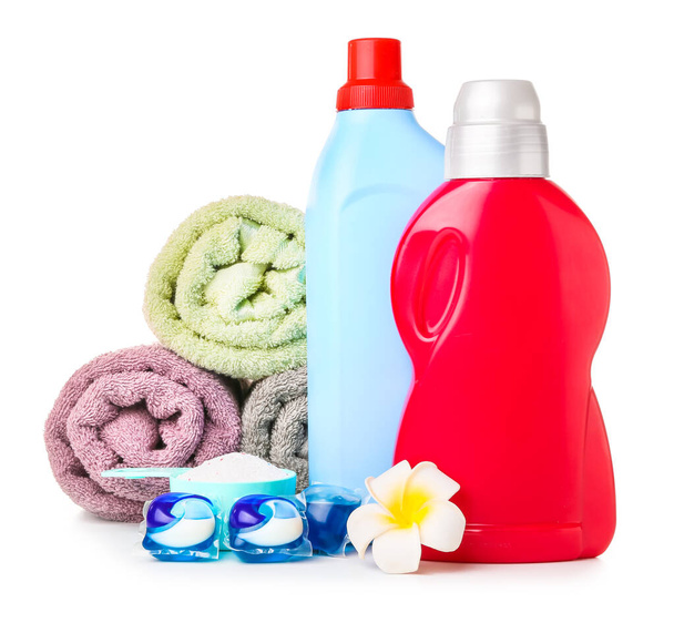 Toallas y detergentes para ropa sobre fondo blanco
 - Foto, Imagen