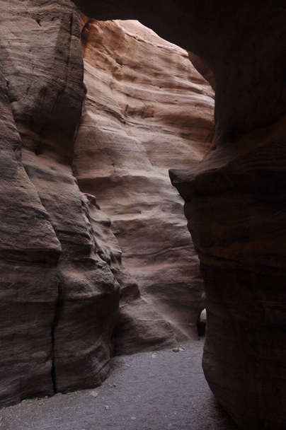 Cañón rojo en Israel cerca de Eilat. Piedras pintorescas y onduladas ahuecadas por la lluvia en piedra arenisca en el desierto del Negev
. - Foto, imagen