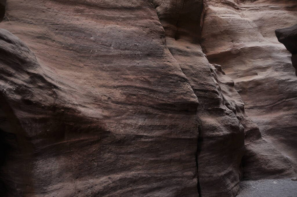 Красный каньон в Израиле возле Эйлата. Живописные и волнистые скалы, выдолбленные дождем в песчанике в пустыне Негев
. - Фото, изображение