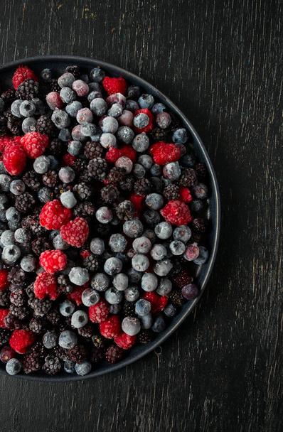 frozen raspberries, blackberries and blueberries close up - Foto, Imagen