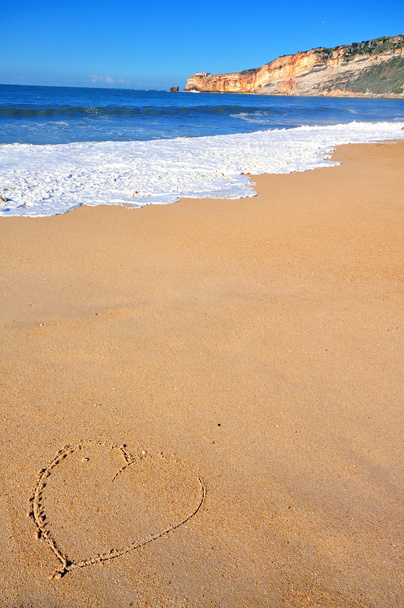 黄金のビーチの砂の上の心 - 写真・画像