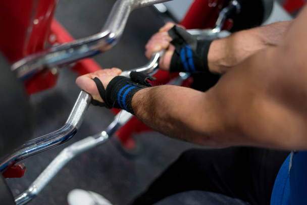 Musculação de núcleo duro. Muscular atlético fisiculturista fitness modelo de treinamento braços com halteres no ginásio. Conceito esporte foto de exercícios no ginásio - Foto, Imagem