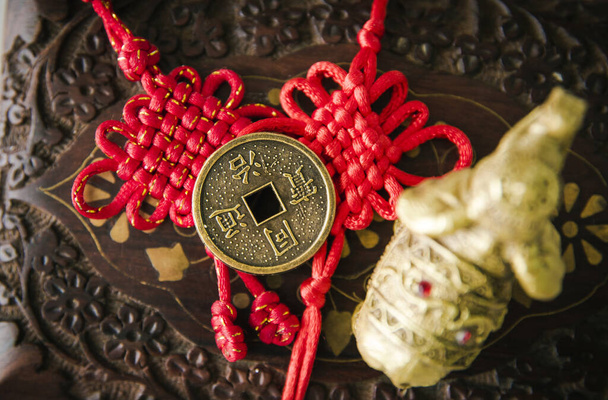 Moneda china utilizada como curas de dinero Feng Shui atraer la energía de la riqueza y el concepto de dinero. Fondo oriental de madera
. - Foto, imagen
