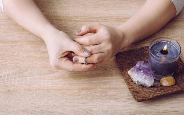 Γυναίκα που χρησιμοποιεί δακτυλίδι μασάζ acupressure στα δάχτυλα. Acupressure είναι μια εναλλακτική ιατρική τεχνική με φυσική πίεση εφαρμόζεται σε σημεία βελονισμού με στόχο την εκκαθάριση μπλοκαρίσματα. - Φωτογραφία, εικόνα