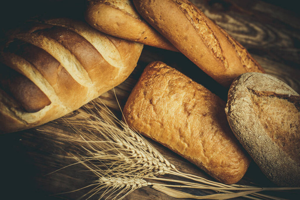 Различные хлебы, приготовленные из муки и пшеницы без глютена на деревянном столе - Фото, изображение