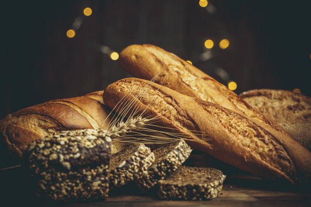 Различные хлебы, приготовленные из муки и пшеницы без глютена на деревянном столе - Фото, изображение