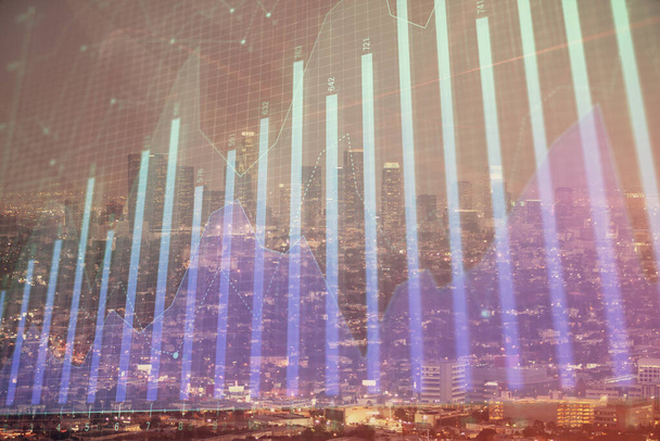Gráfico financiero sobre paisaje nocturno de la ciudad con altos edificios de doble exposición de fondo. Concepto de análisis
. - Foto, imagen