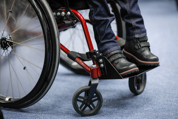 Dettagli di un ragazzo disabile su una sedia a rotelle
. - Foto, immagini