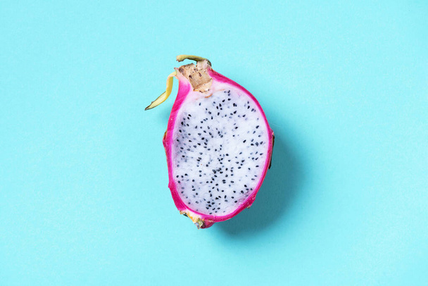 White pitahaya or dragon fruit on blue background. Top view. Copy space. Creative design banner. Summer time. Tropical travel, exotic fruit. Vegan and vegetarian concept - Foto, afbeelding