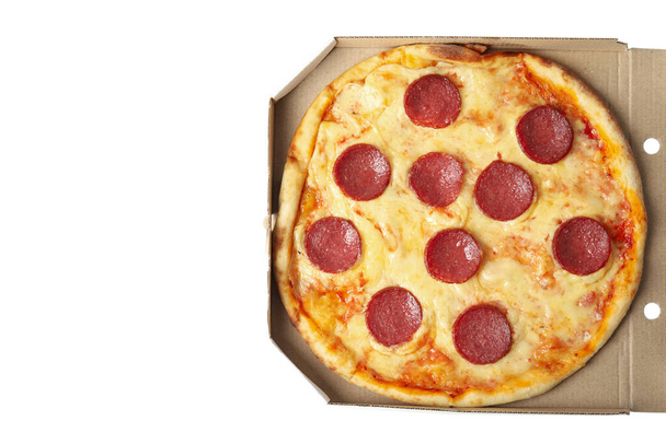 Chutná pepperoni pizza v lepenkové krabici izolované na bílém, pohled shora - Fotografie, Obrázek