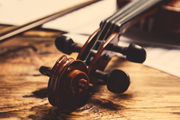Belo violino clássico, vista de perto. Instrumento musical
 - Foto, Imagem
