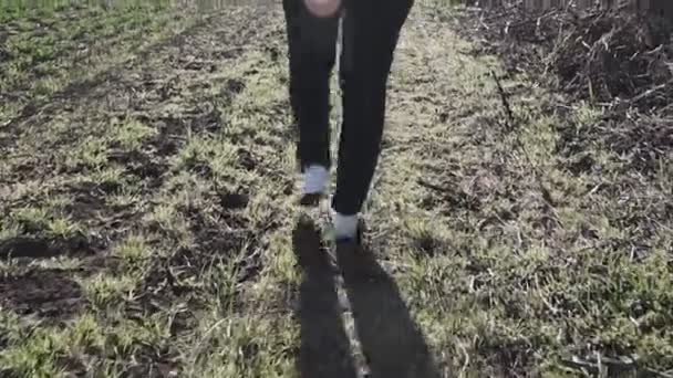 Spor ayakkabılı bir kadın zorlu bir orman yolunda yürüyor.. - Video, Çekim