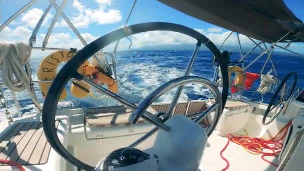 Weiße Jacht mit Helmen segelt automatisch auf dem Wasser. - Filmmaterial, Video
