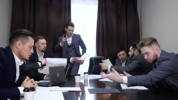 Telefonunternehmen informieren über gescheiterten Deal durch unzufriedene Konferenzgruppe im Sitzungssaal - Filmmaterial, Video