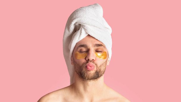 Hombre haciendo labios para besar con parches para los ojos
 - Foto, Imagen