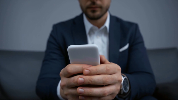 cropped view of businessman texting on smartphone  - Séquence, vidéo