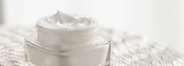 Crema hidratante facial en un frasco, cosméticos de lujo para el cuidado de la piel y productos orgánicos antienvejecimiento para la salud y la belleza
 - Foto, imagen