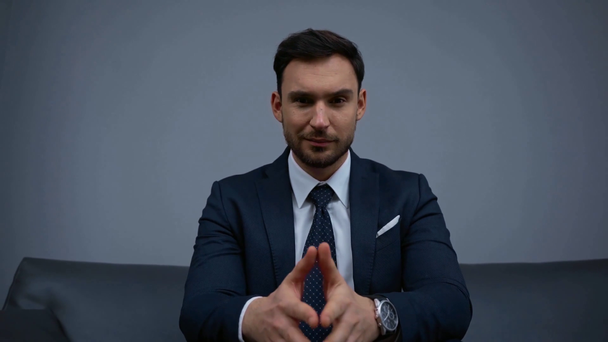 succesvolle zakenman op zoek naar horloge  - Video