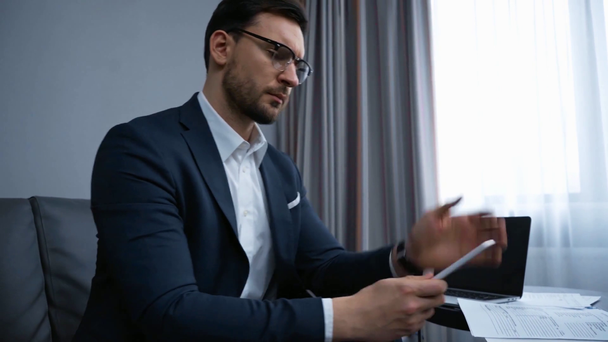 gutaussehender Geschäftsmann plaudert im Hotel auf dem Smartphone - Filmmaterial, Video