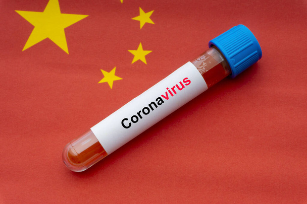 CORONAVIRUS κείμενο και δείγμα αίματος σωλήνα κενού στην Κίνα σημαίες φόντο. Covid-19 ή Coronavirus Concept  - Φωτογραφία, εικόνα