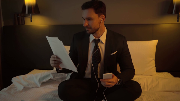 επιχειρηματίας με κοστούμι που εργάζεται με φορητό υπολογιστή στο δωμάτιο του ξενοδοχείου  - Πλάνα, βίντεο