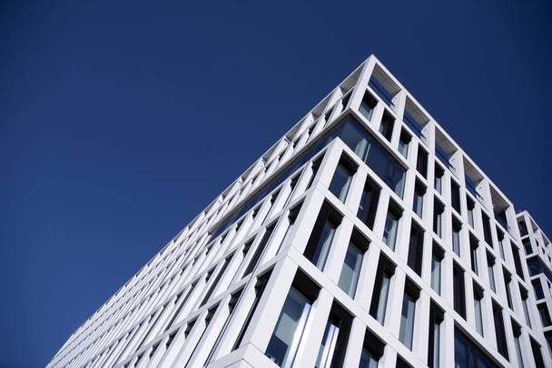 Una parte del moderno edificio de negocios contra el cielo azul. Edificio de oficinas moderno estilizado
. - Foto, Imagen
