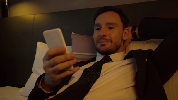 szelektív fókusz az okostelefont használó üzletember a szállodában  - Felvétel, videó